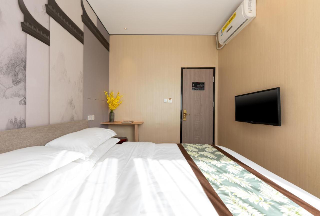 East Sacred Hotel ᴸᴱo---Foreign Accept---Tourism Service English-Speaking 丨 Near Tiananmen Forbidden City丨very Close To Metro Zhangzizhong And Beixinqiao 丨european Foot Ball English丨free Advance Tickets And Laundry Drying Service Coffee Snacks Pequim Exterior foto