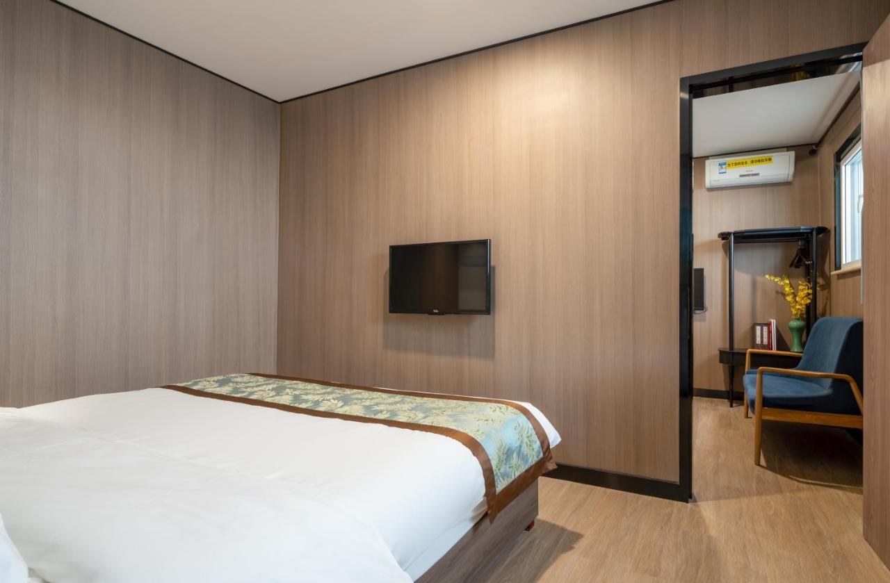 East Sacred Hotel ᴸᴱo---Foreign Accept---Tourism Service English-Speaking 丨 Near Tiananmen Forbidden City丨very Close To Metro Zhangzizhong And Beixinqiao 丨european Foot Ball English丨free Advance Tickets And Laundry Drying Service Coffee Snacks Pequim Exterior foto