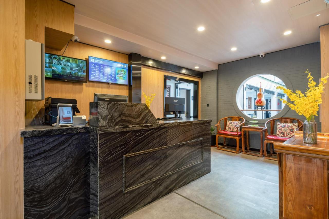 East Sacred Hotel ᴸᴱo---Foreign Accept---Tourism Service English-Speaking 丨 Near Tiananmen Forbidden City丨very Close To Metro Zhangzizhong And Beixinqiao 丨european Foot Ball English丨free Advance Tickets And Laundry Drying Service Coffee Snacks Pequim Exterior foto