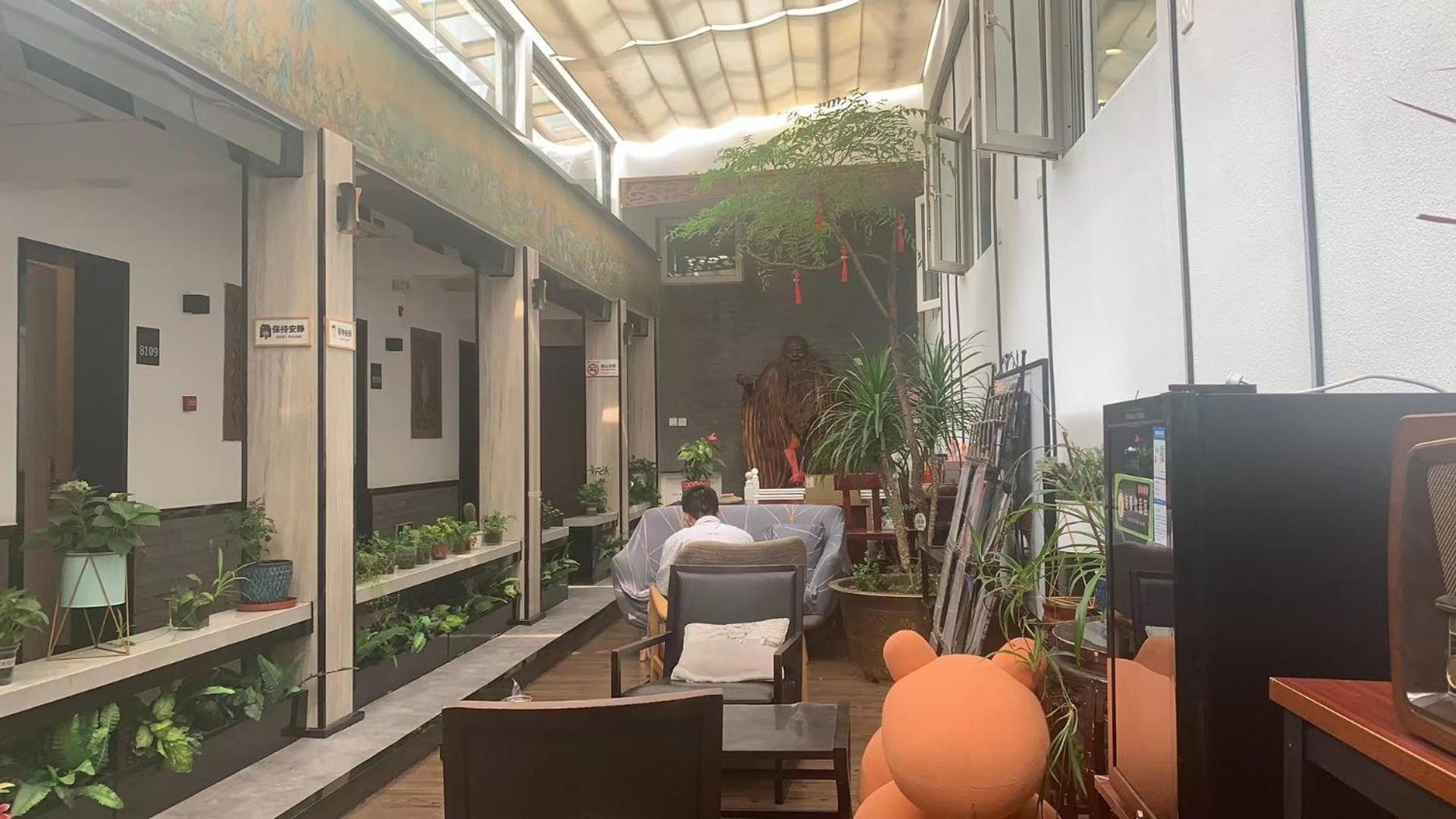 East Sacred Hotel ᴸᴱo---Foreign Accept---Tourism Service English-Speaking 丨 Near Tiananmen Forbidden City丨very Close To Metro Zhangzizhong And Beixinqiao 丨european Foot Ball English丨free Advance Tickets And Laundry Drying Service Coffee Snacks Pequim Exterior foto